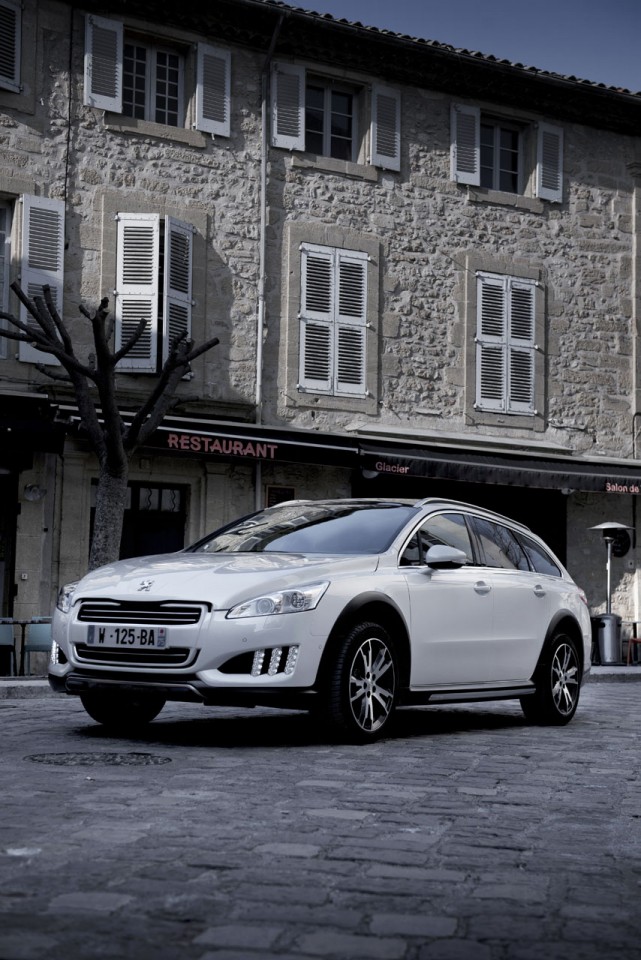 Photo officielle 3/4 avant village Peugeot 508 RXH I Blanc Nacré - 2-023