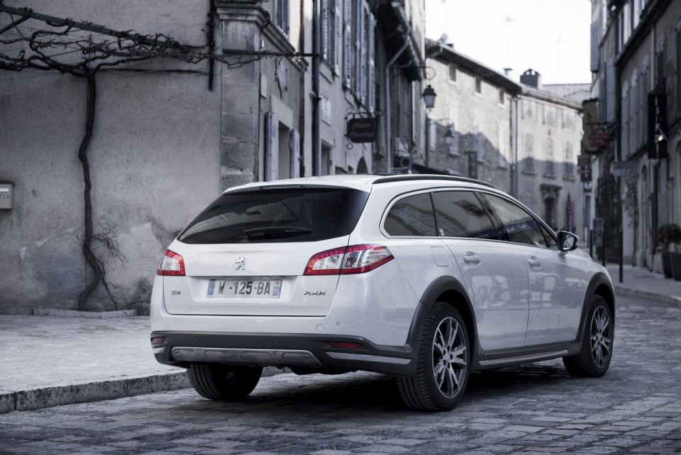 Photo officielle 3/4 arrière urbaine Peugeot 508 RXH I Blanc Nacré - 2-025