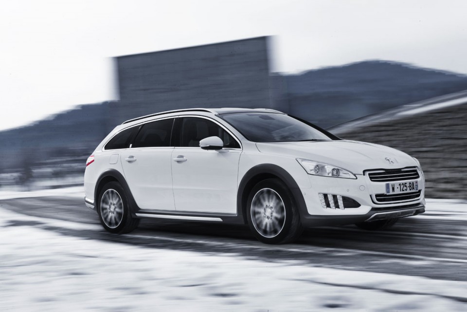 Photo officielle 3/4 avant dynamique Peugeot 508 RXH I Blanc Nacré - 2-026