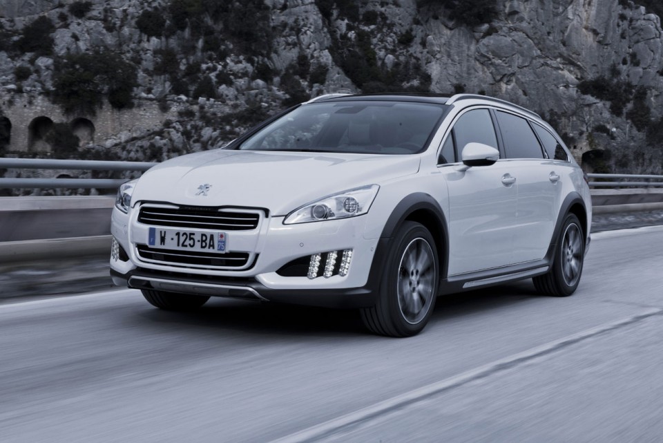 Photo 3/4 avant dynamique Peugeot 508 RXH I Blanc Nacré - 2-027