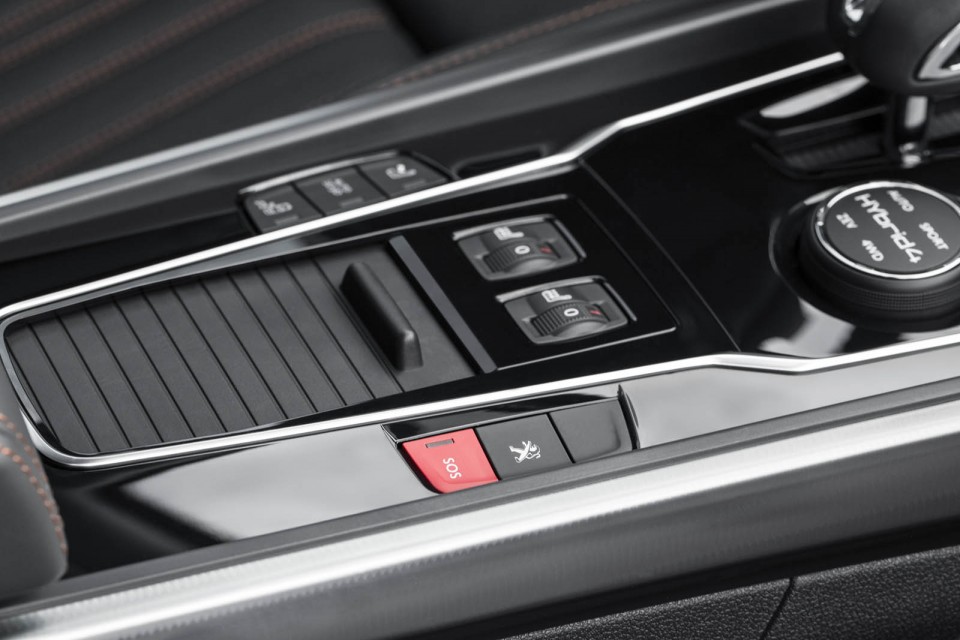 Photo vide poche de console centrale Peugeot 508 RXH restylée (