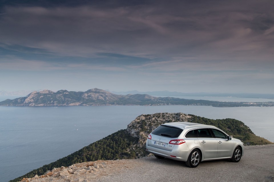 Photo officielle Peugeot 508 SW restylée Gris Aluminium - Essai