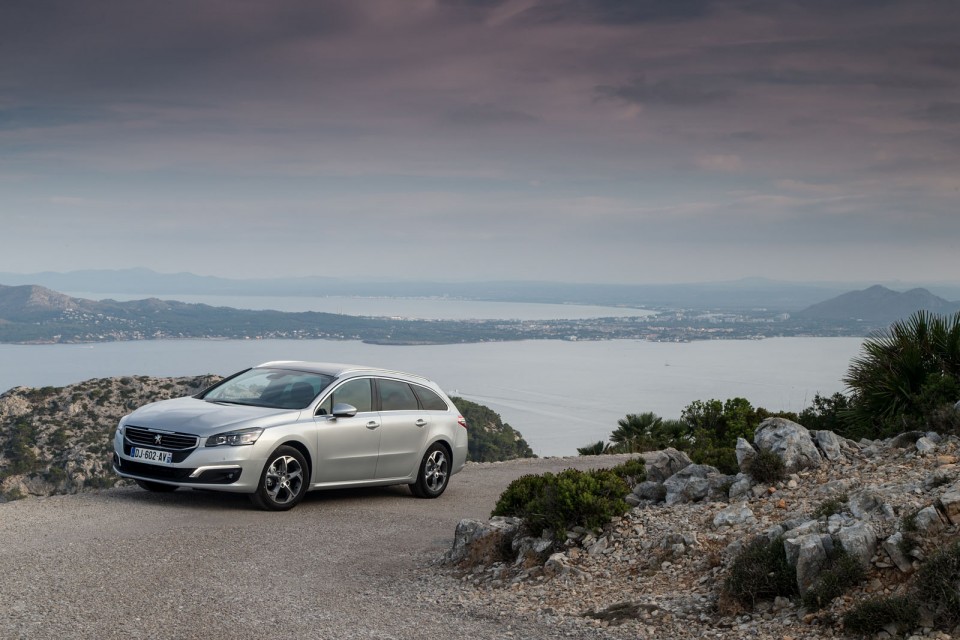 Photo officielle Peugeot 508 SW restylée Gris Aluminium - Essai