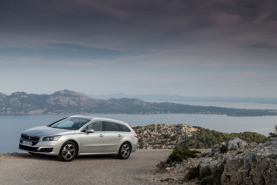Photo officielle Peugeot 508 SW restylée Gris Aluminium - Essai
