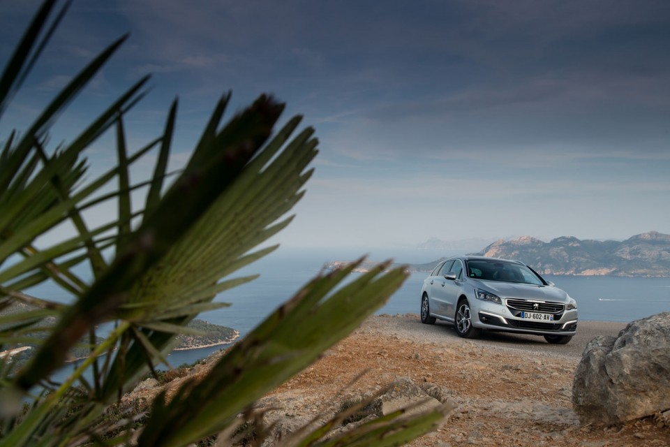 Photo officielle Peugeot 508 SW restylée Gris Aluminium - Essai