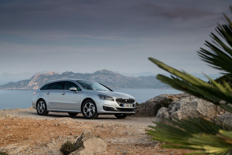 Photo officielle Peugeot 508 SW restylée Gris Aluminium - Essai