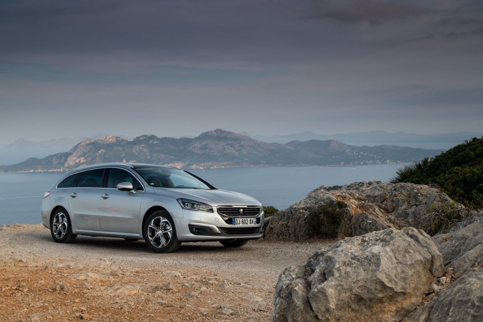 Photo officielle Peugeot 508 SW restylée Gris Aluminium - Essai