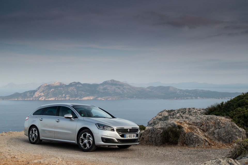 Photo officielle Peugeot 508 SW restylée Gris Aluminium - Essai