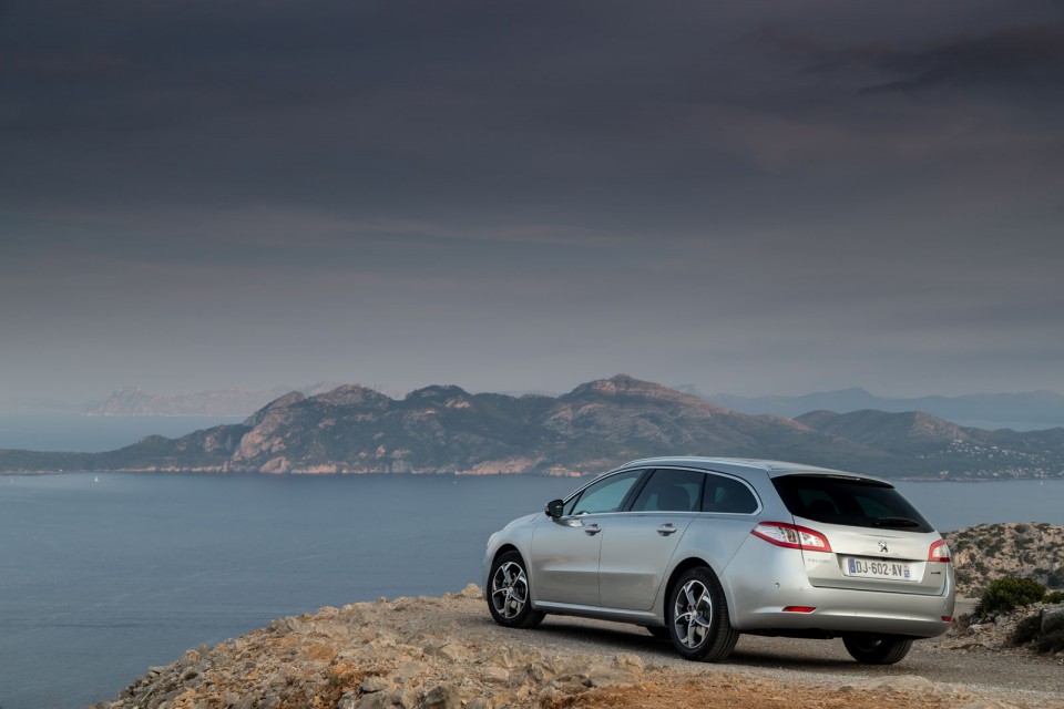 Photo officielle Peugeot 508 SW restylée Gris Aluminium - Essai