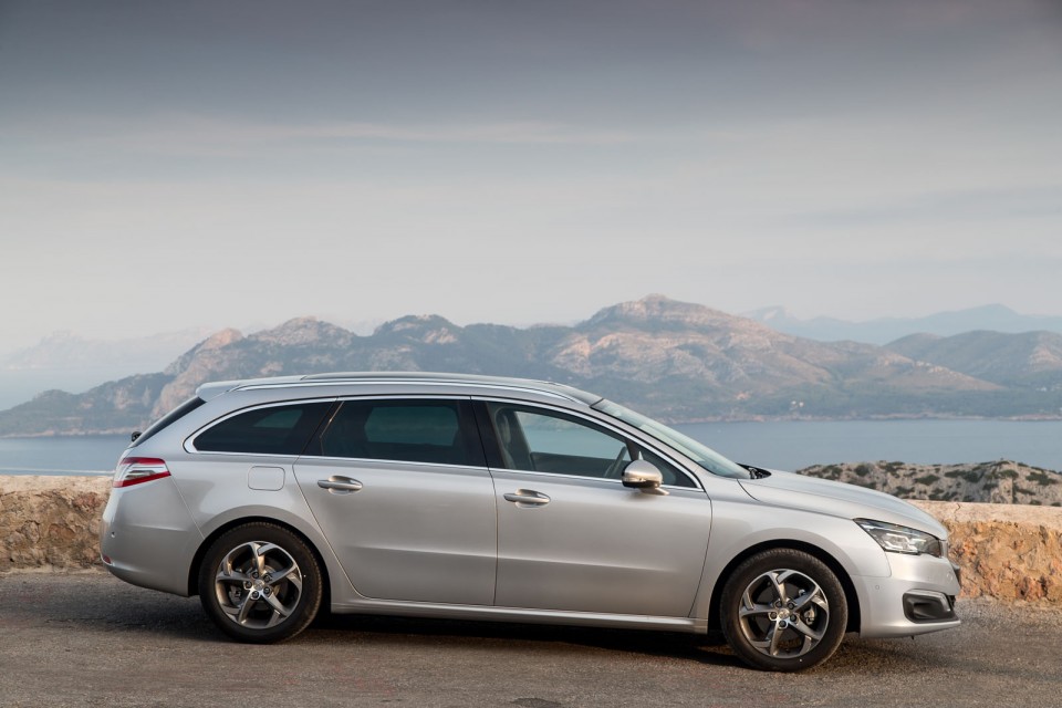 Photo officielle Peugeot 508 SW restylée Gris Aluminium - Essai
