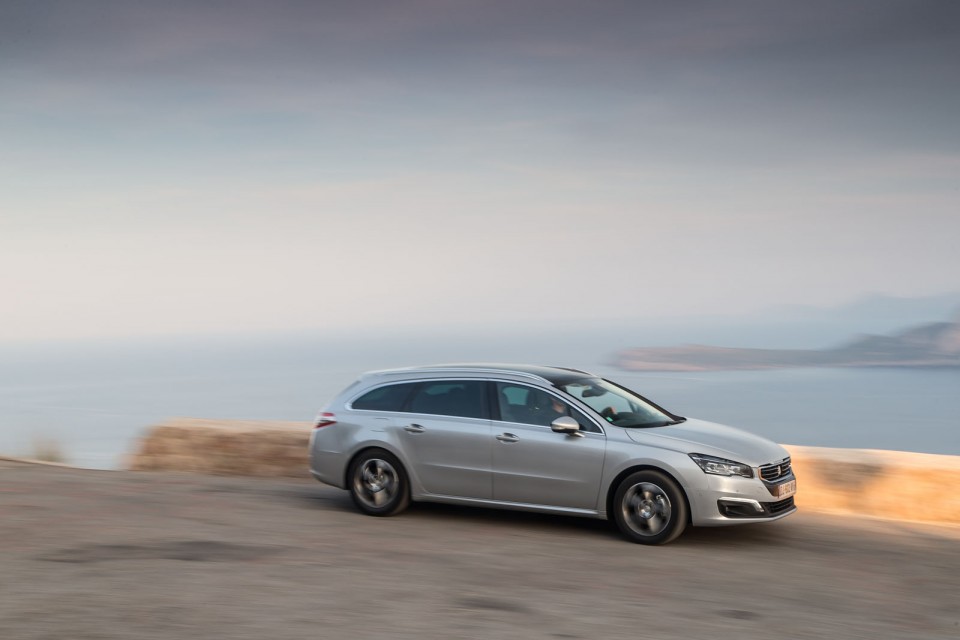 Photo officielle Peugeot 508 SW restylée Gris Aluminium - Essai