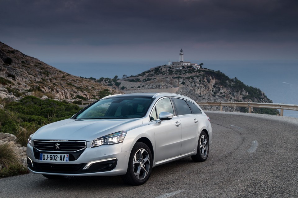 Photo officielle Peugeot 508 SW restylée Gris Aluminium - Essai