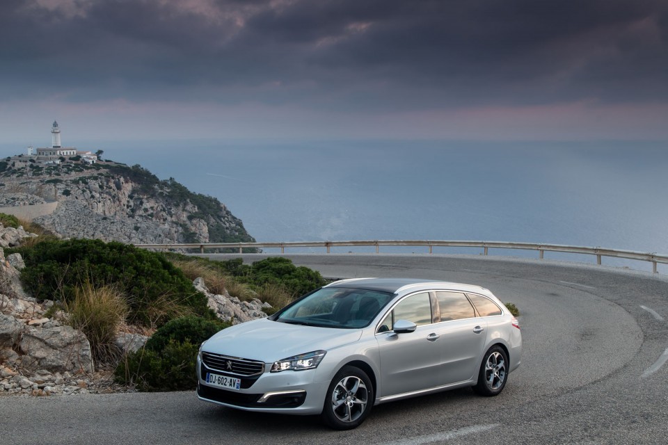 Photo officielle Peugeot 508 SW restylée Gris Aluminium - Essai