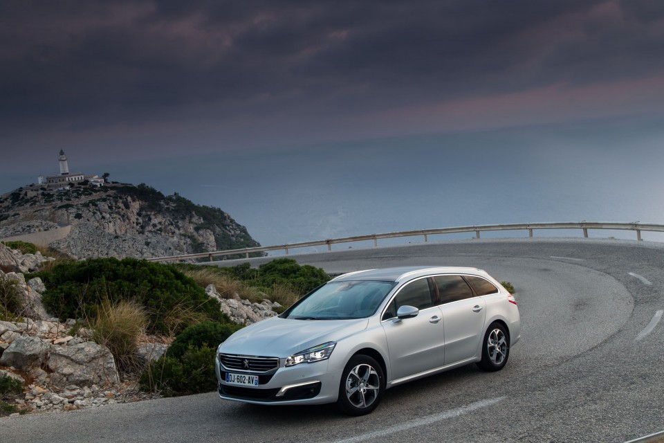 Photo officielle Peugeot 508 SW restylée Gris Aluminium - Essai