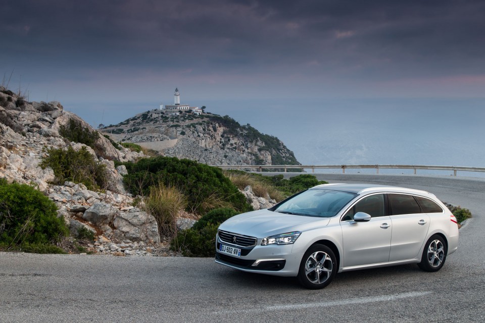 Photo officielle Peugeot 508 SW restylée Gris Aluminium - Essai