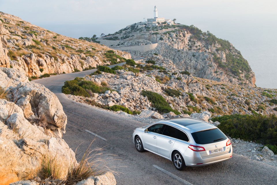 Photo officielle Peugeot 508 SW restylée Gris Aluminium - Essai