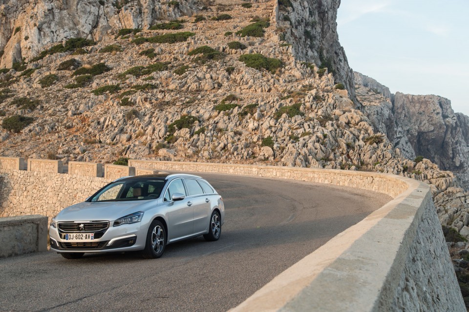 Photo officielle Peugeot 508 SW restylée Gris Aluminium - Essai
