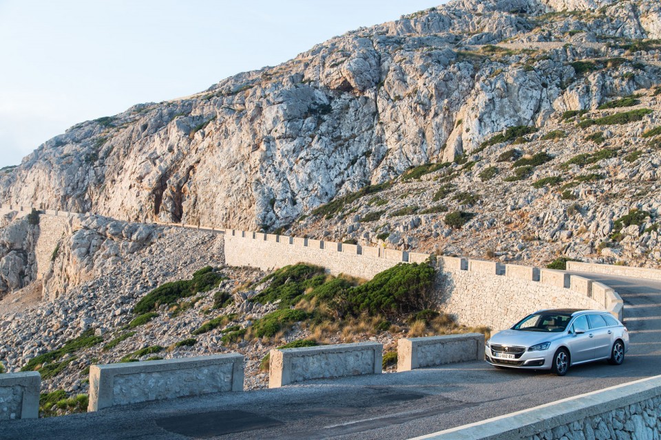 Photo officielle Peugeot 508 SW restylée Gris Aluminium - Essai