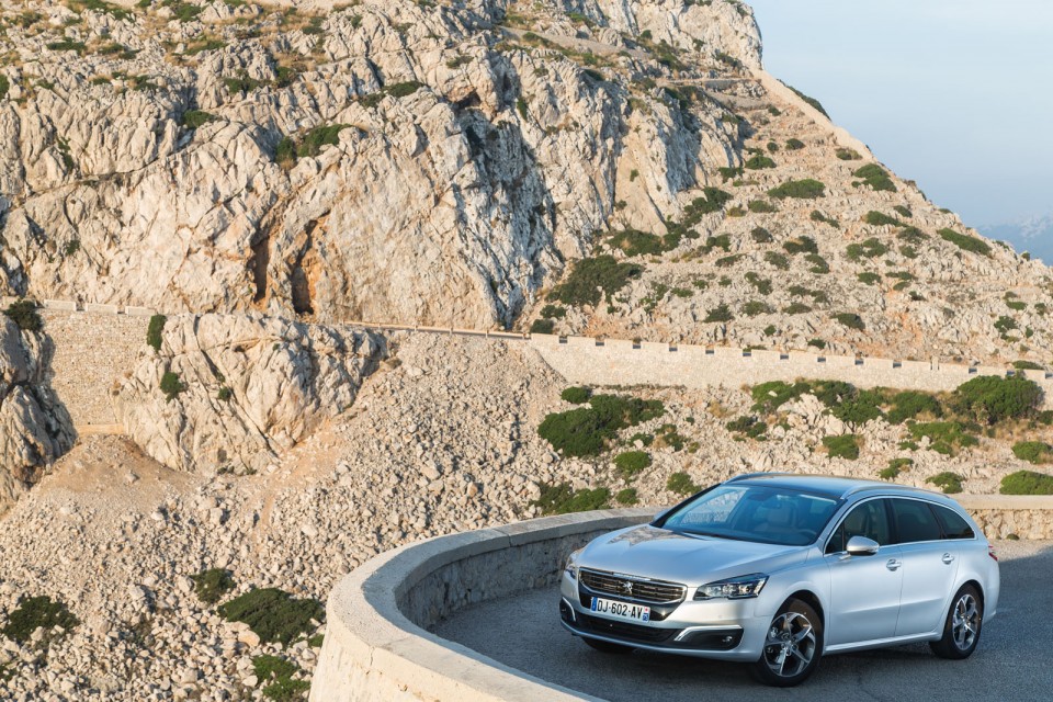 Photo officielle Peugeot 508 SW restylée Gris Aluminium - Essai