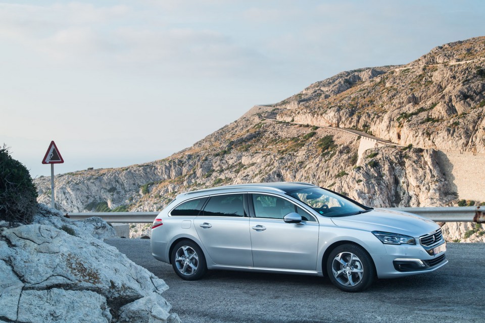 Photo officielle Peugeot 508 SW restylée Gris Aluminium - Essai