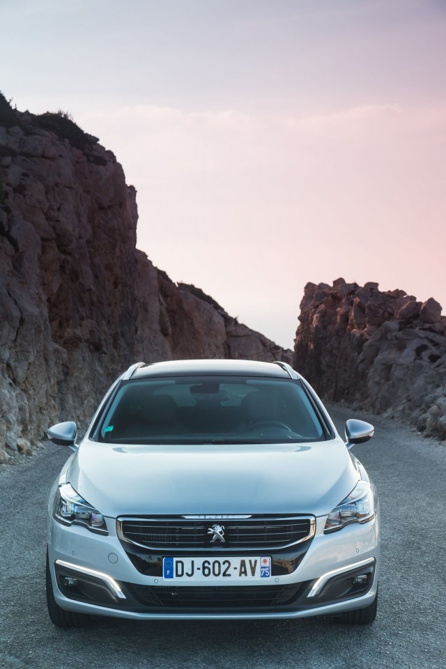 Photo face Peugeot 508 SW restylée Gris Aluminium - Essais Sept