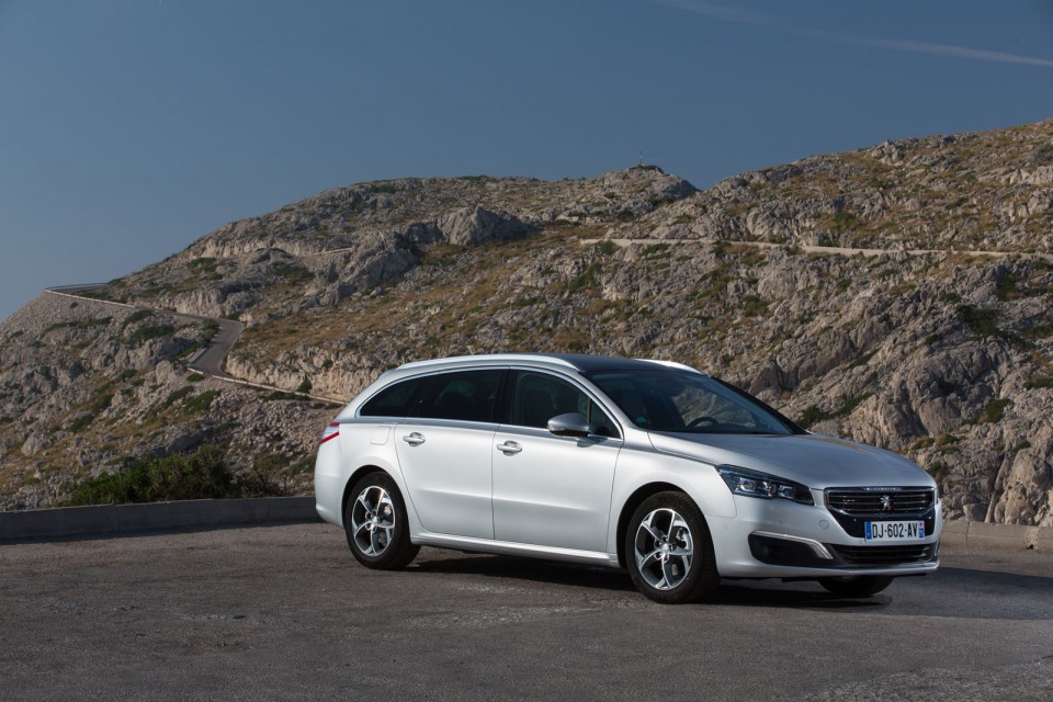 Photo officielle Peugeot 508 SW restylée Gris Aluminium - Essai