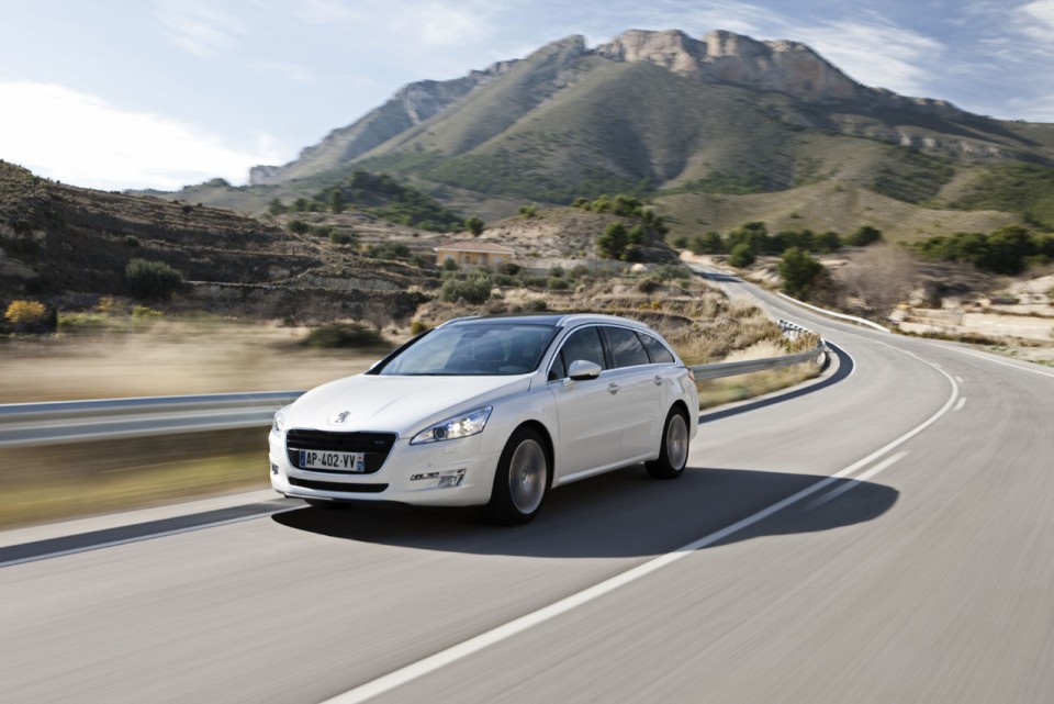 Photo officielle dynamique Peugeot 508 SW I Blanc Nacré - 2-003