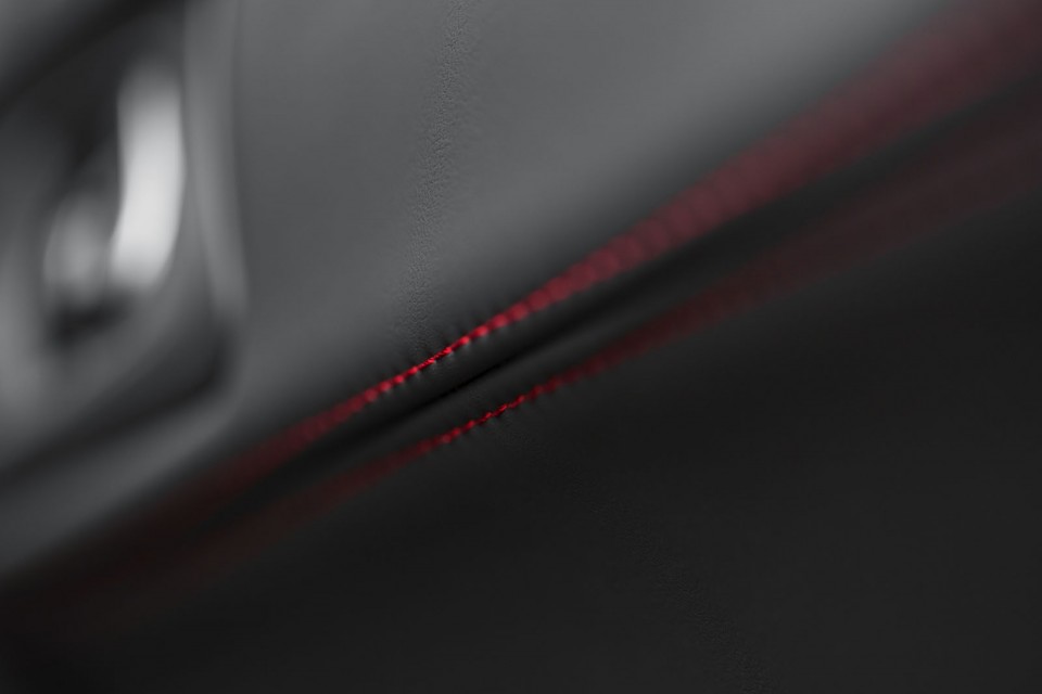 Photo détail surpiqûres rouges Peugeot 508 SW GT restylée (20