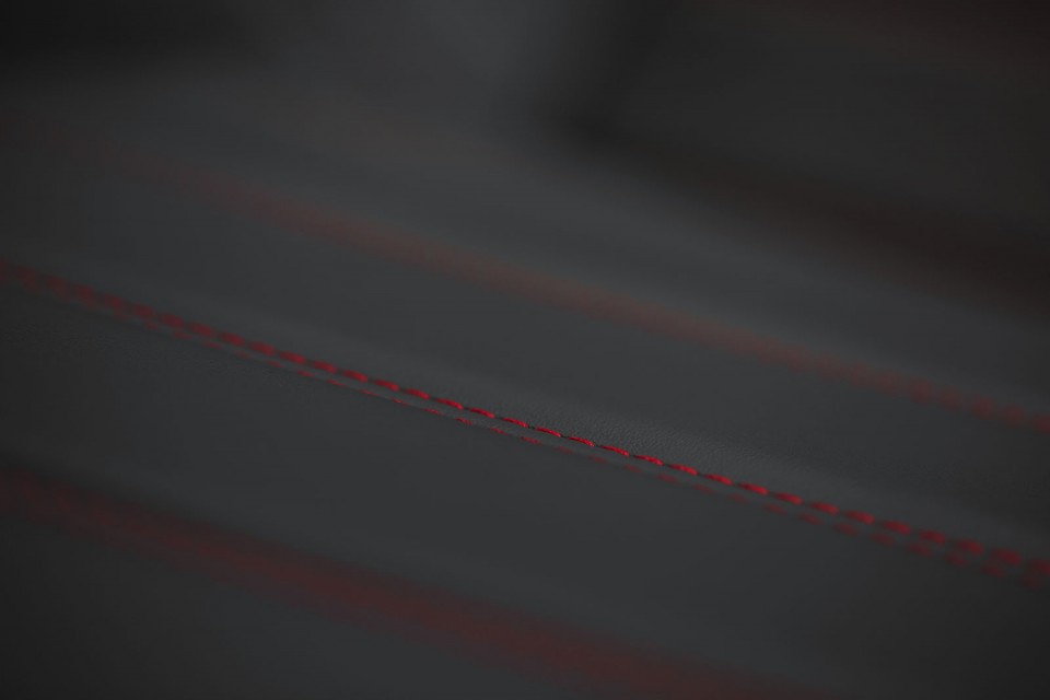 Photo surpiqûres rouge des sièges Peugeot 508 SW GT restylée