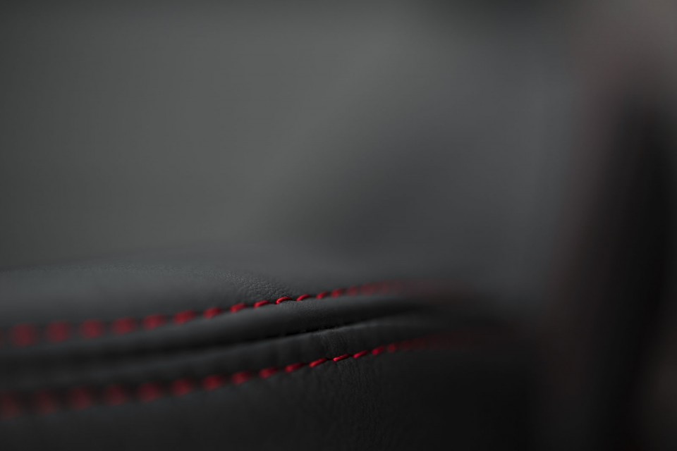 Photo surpiqûres rouge cuir Peugeot 508 SW GT restylée (2014)