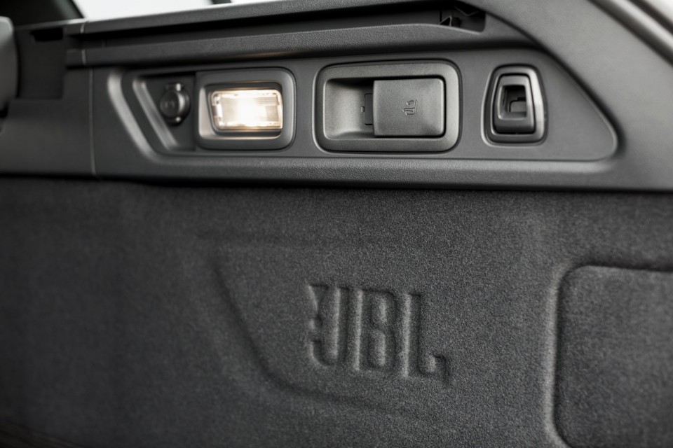 Photo Pack Hi-Fi JBL Peugeot 508 SW GT restylée (2014)