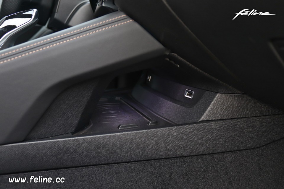Photo chargeur sans fil induction Qi Peugeot 508 SW II (2019)