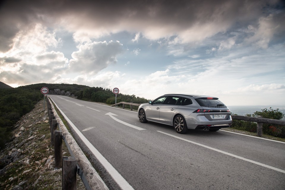 Photo officielle Peugeot 508 SW GT Line Gris Artense - Essais pr