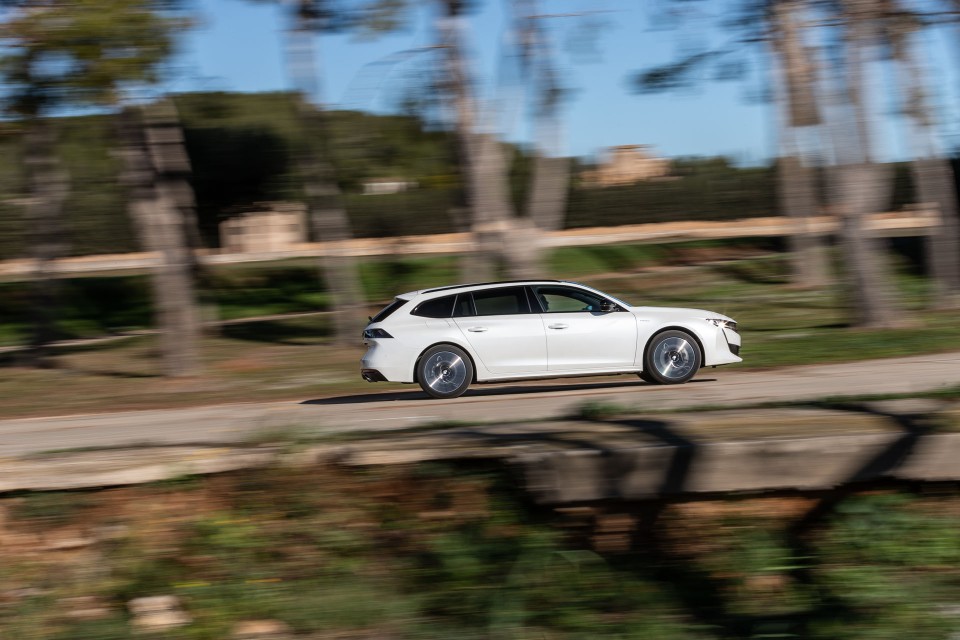 Photo Peugeot 508 II SW GT HYbrid Blanc Nacré - Essais presse 2