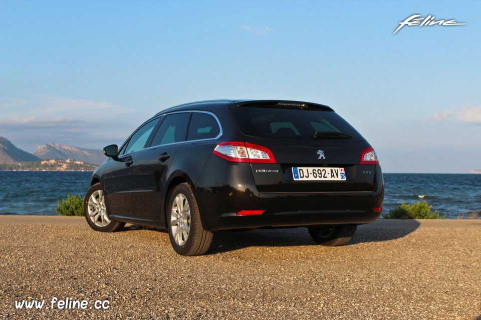 Photo 3/4 arrière Peugeot 508 SW restylée Noir Perla Nera