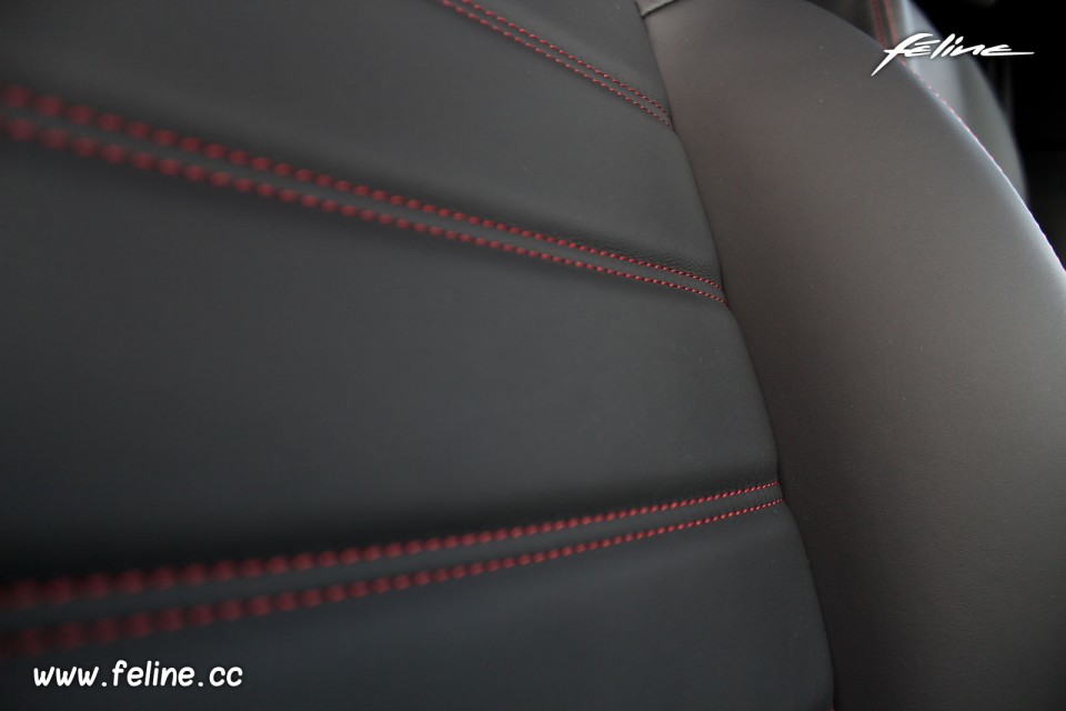 Photo détail surpiqûres rouges cuir Peugeot 508 GT restylée