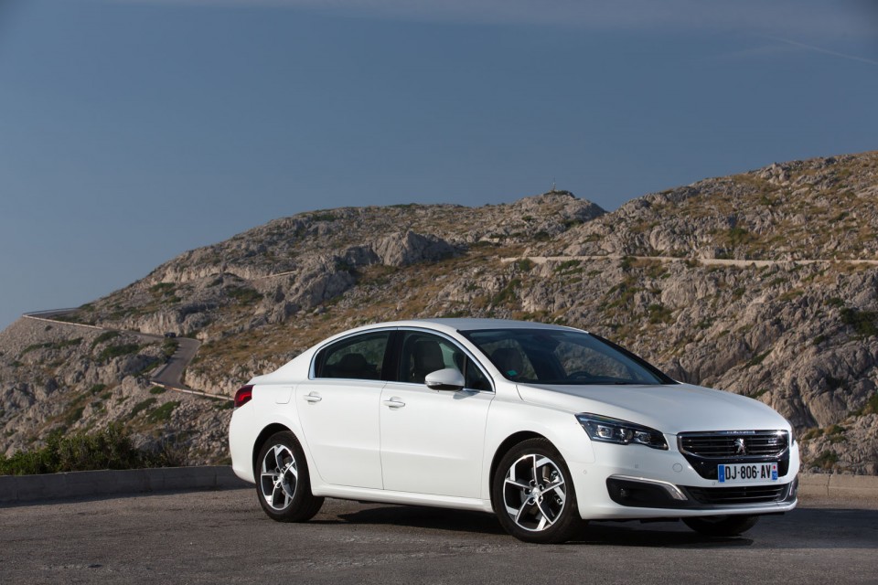 Photo 3/4 avant Peugeot 508 restylée Blanc Nacré - Essais Sept