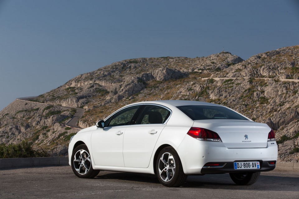 Photo 3/4 arrière Peugeot 508 restylée Blanc Nacré - Essais S