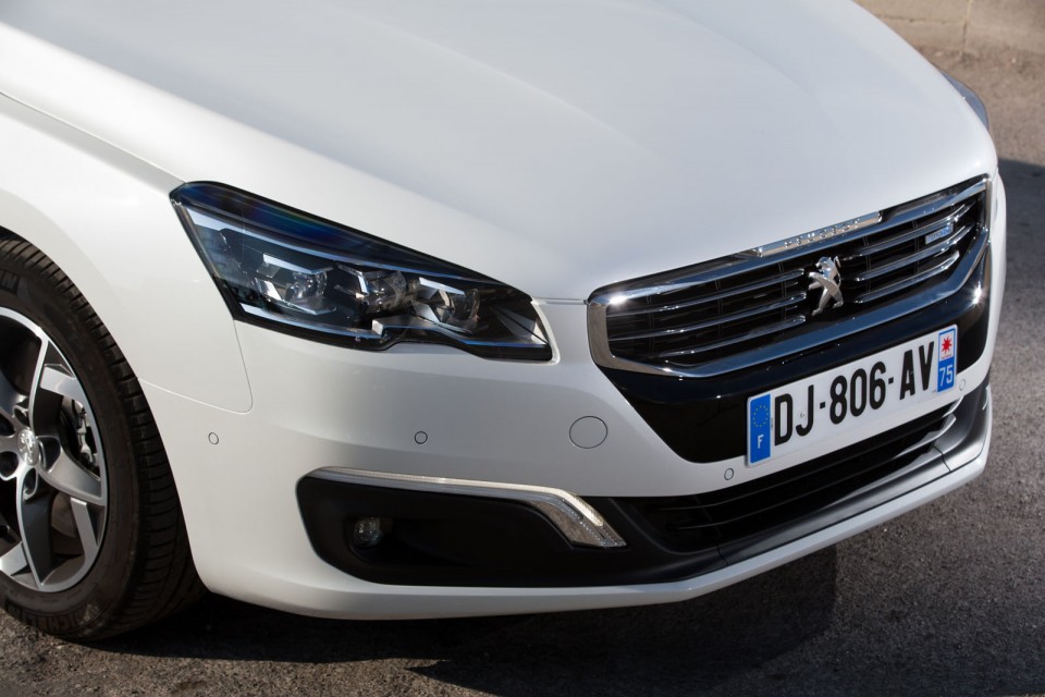 Photo bouclier avant Peugeot 508 restylée Blanc Nacré - Essais