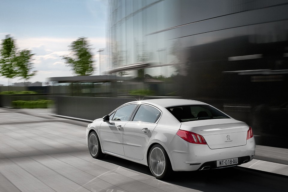 Photo officielle 3/4 arrière dynamique Peugeot 508 Blanc Nacré I - 1-009