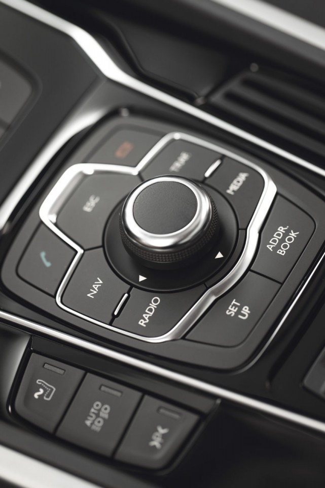 Photo officielle commandes autoradio GPS Peugeot 508 I - 1-024