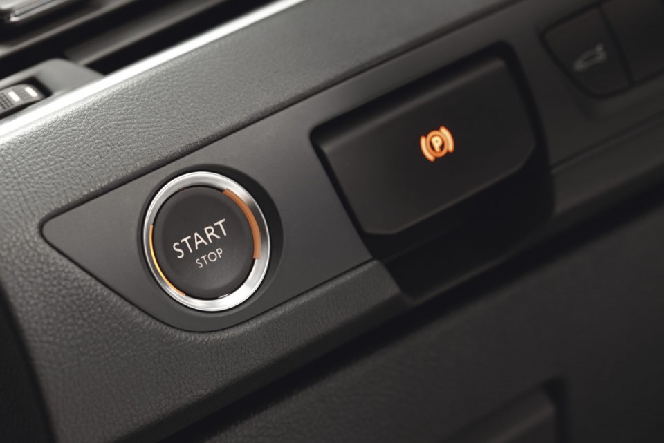 Photo officielle bouton start stop ADML et frein de parking électrique Peugeot 508 I - 1-025
