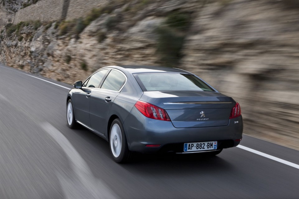 Photo officielle 3/4 arrière dynamique Peugeot 508 Gris Thorium I - 2-011