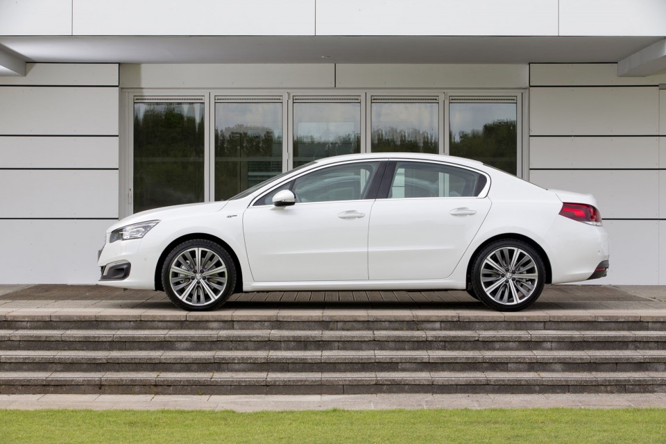 Photo officielle Peugeot 508 GT restylée Blanc Banquise (UK)