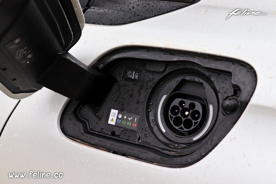 Photo prise de recharge Peugeot 508 II GT HYbrid 225 (2020)