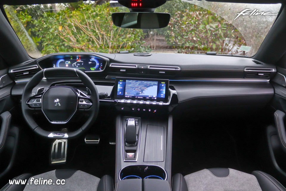 Photo tableau de bord Peugeot 508 II GT HYbrid 225 (2020)