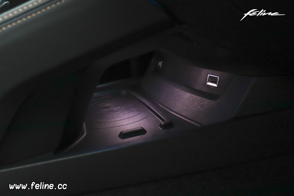 Photo chargeur sans fil induction Peugeot 508 II GT HYbrid 225 (