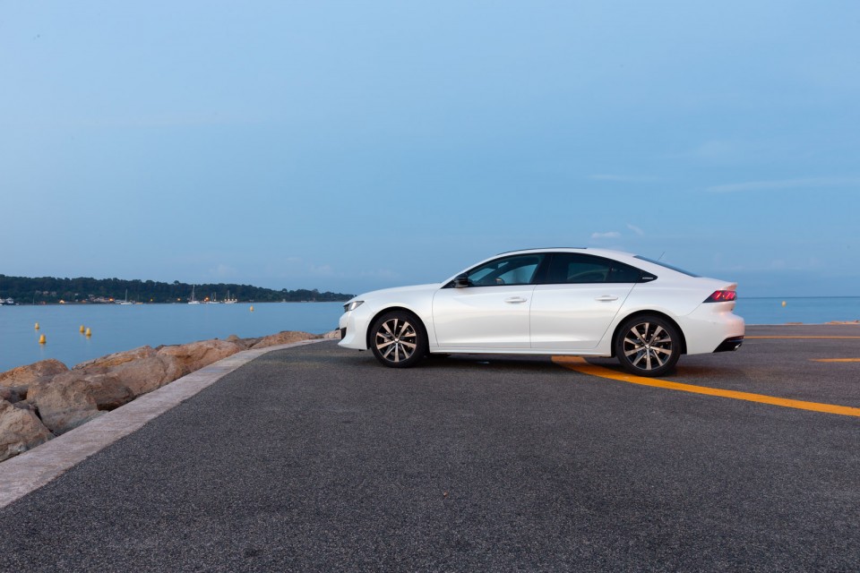 Photo officielle Peugeot 508 GT Line Blanc Nacré - Essais press