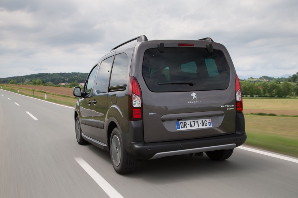 Photo officielle Peugeot Partner Tepee Outdoor Gris Moka - Essai