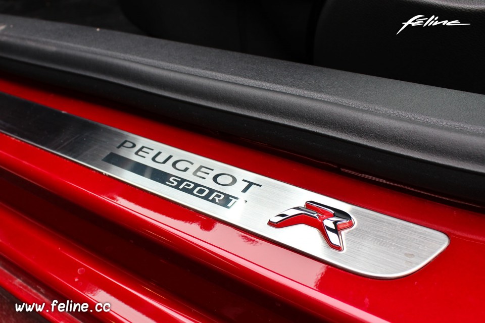 Photo seuil de porte alu R spécifique Peugeot RCZ R Rouge Erythrée - Essais Novembre 2013 - 1-036